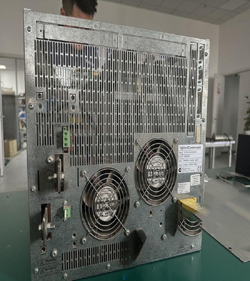 拓普康直流電源TP.C.10KW系列維修-負載能力差維修方法 故障現象一：電源負載能力差 電源負載能力差是一個常見的故障，一般都是出現在老式或是工作時間長的電源中，主要原因是各元器件老化，開關管的工作不穩定，沒有及時進行散熱等。此外還有穩壓二極管發熱漏電，整流二極管損壞等。 維修方法：用萬用表著重檢查一下穩壓二極管，高壓濾波電容，限流電阻有無變質等再仔細檢查一下電路板上的所有焊點是否開焊，虛接等。把開焊的焊點重新焊牢，更換變質的元器件，一般故障即可排除。 故障現象：無直流電壓輸出，但保險絲完好 這種現象說明開關電源未工作，或者工作后進入了保護狀態。 維修方法：首先應判斷一下開關電源的主控芯片UC3842是否處在工作狀態或已經損壞。判斷方法是這樣的：加電測UC3842的第7腳對地電壓，若測第8腳有+5V電壓，1，2，4，6腳也有不同的電壓，則說明電路已起振，UC3842基本正常;若7腳電壓低，其余管腳無電壓或不波動，則UC3842已損壞。UC3842芯片損壞最常見的是6，7腳對地擊穿，5，7腳對地擊穿和1，7腳對地擊穿。如果這幾只腳都為擊穿，而開關電源還是不能正常啟動，則UC3842必壞，應直接更換。若判斷芯片未壞，則就著重檢查開關功率管的柵極(G極)的`限流電阻是否開焊，虛接，變值，變質以及開關功率管本身是否性能不良。除此之外，電源輸出線也有可能斷線或接觸不良也會造成這種故障。因此在維修時也應注意檢查一下。