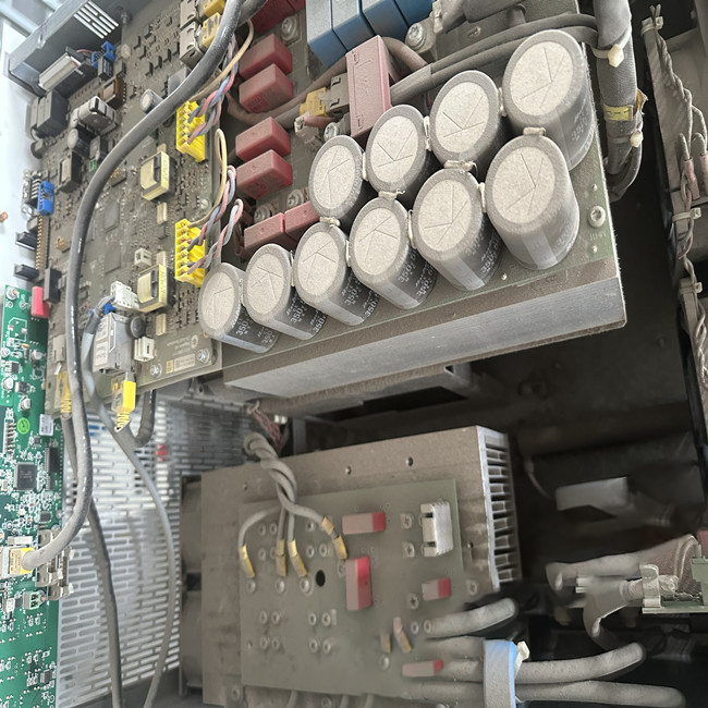 拓普康直流電源TP.C.10KW系列維修-負載能力差維修方法 故障現象一：電源負載能力差 電源負載能力差是一個常見的故障，一般都是出現在老式或是工作時間長的電源中，主要原因是各元器件老化，開關管的工作不穩定，沒有及時進行散熱等。此外還有穩壓二極管發熱漏電，整流二極管損壞等。 維修方法：用萬用表著重檢查一下穩壓二極管，高壓濾波電容，限流電阻有無變質等再仔細檢查一下電路板上的所有焊點是否開焊，虛接等。把開焊的焊點重新焊牢，更換變質的元器件，一般故障即可排除。 故障現象：無直流電壓輸出，但保險絲完好 這種現象說明開關電源未工作，或者工作后進入了保護狀態。 維修方法：首先應判斷一下開關電源的主控芯片UC3842是否處在工作狀態或已經損壞。判斷方法是這樣的：加電測UC3842的第7腳對地電壓，若測第8腳有+5V電壓，1，2，4，6腳也有不同的電壓，則說明電路已起振，UC3842基本正常;若7腳電壓低，其余管腳無電壓或不波動，則UC3842已損壞。UC3842芯片損壞最常見的是6，7腳對地擊穿，5，7腳對地擊穿和1，7腳對地擊穿。如果這幾只腳都為擊穿，而開關電源還是不能正常啟動，則UC3842必壞，應直接更換。若判斷芯片未壞，則就著重檢查開關功率管的柵極(G極)的`限流電阻是否開焊，虛接，變值，變質以及開關功率管本身是否性能不良。除此之外，電源輸出線也有可能斷線或接觸不良也會造成這種故障。因此在維修時也應注意檢查一下。